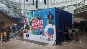 Arène immersive avec mur interactif dans un centre commercial, animation ludique pour enfants et famil