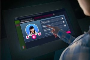 Femme créant un avatar sur l'écran déporté avec l'interface NeoXperiences