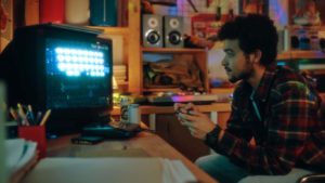 Homme jouant à une ancienne console avec une télévision vintage