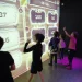 Enfants jouant en équipe à un jeu de mathématiques (abakus) sur un mur interactif Neo One