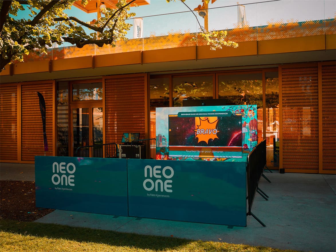 Écran LED Neo One installé en extérieur - mur interactif