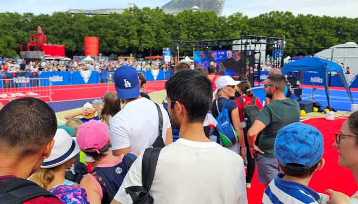 Foule pour jouer au mur interactif