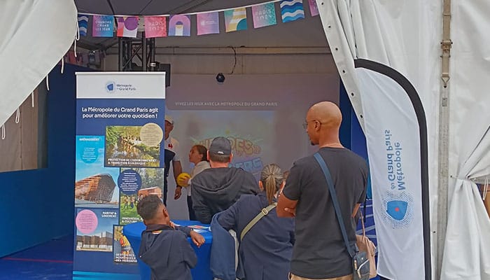 Foule pour jouer au mur interactif