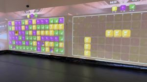 Murs interactifs dans une salle immersive