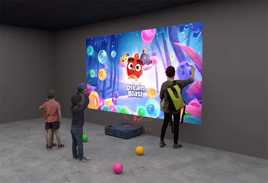 Installation valise interactive avec enfant
