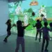 Exergaming des enfants jouent à Angry Birds Smash sur un mur interactif géant