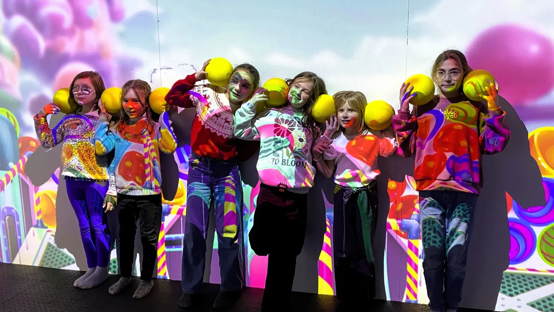 fille prenant une photo de groupe devant le mur interactif de NeoXperiences, activités ludiques et digitales pour enfants