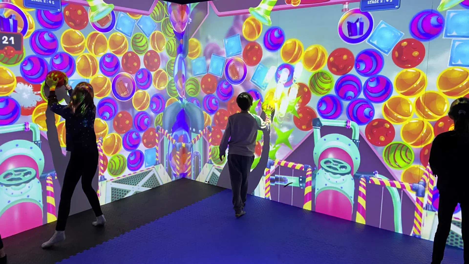 Enfants jouant aux jeux de l'expérience immersive birthday xperiences dans une salle interactive, décor thématique et activités ludiques